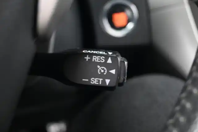 Musta Viistoperä, Toyota Auris – VJY-458