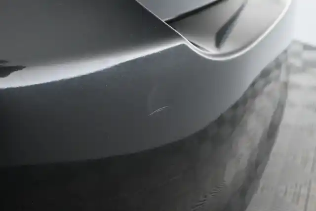 Musta Viistoperä, Toyota Auris – VJY-458
