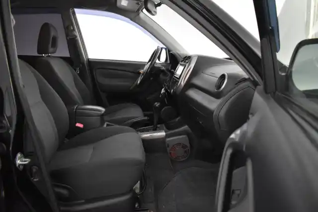 Musta Maastoauto, Toyota RAV4 – VLG-176