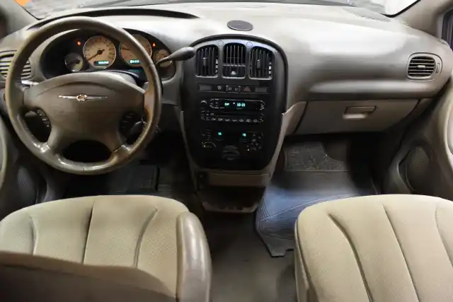 Harmaa Tila-auto, Chrysler Voyager – VNY-503