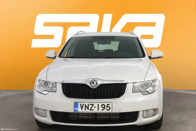 Valkoinen Farmari, Skoda Superb – VNZ-195