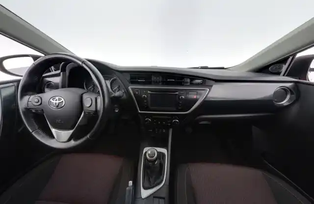 Punainen Viistoperä, Toyota Auris – VNZ-422