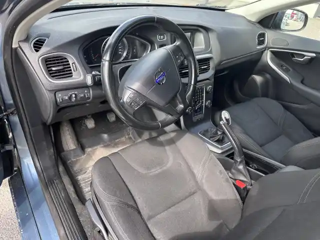 Sininen Viistoperä, Volvo V40 – VNZ-807