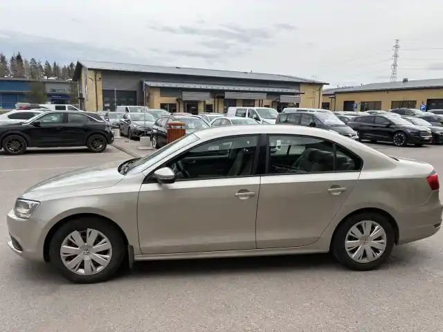 Hopea Sedan, Volkswagen Jetta – VNZ-955