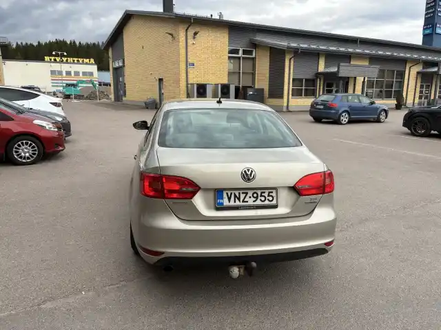 Hopea Sedan, Volkswagen Jetta – VNZ-955