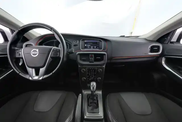 Valkoinen Viistoperä, Volvo V40 – VOZ-826
