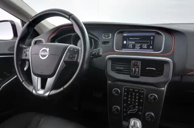 Valkoinen Viistoperä, Volvo V40 – VOZ-826