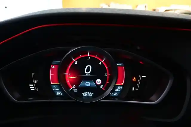 Valkoinen Viistoperä, Volvo V40 – VOZ-826