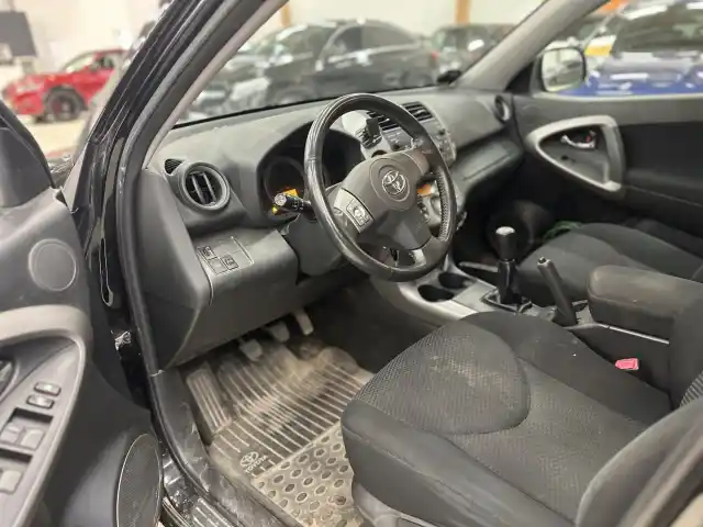 Musta Maastoauto, Toyota RAV4 – VPI-554