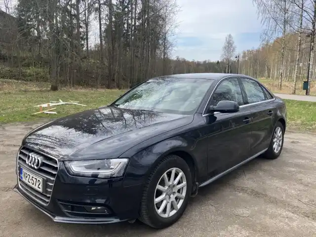 Sininen Sedan, Audi A4 – VPZ-572