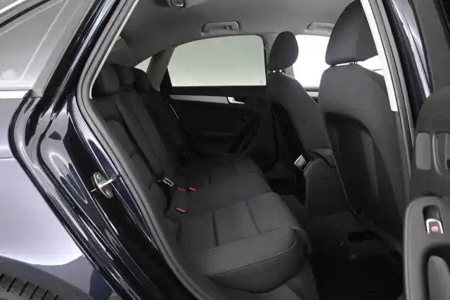 Sininen Sedan, Audi A4 – VPZ-572