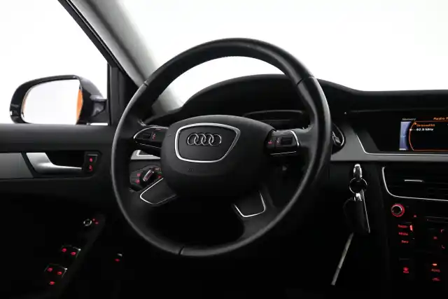 Sininen Sedan, Audi A4 – VPZ-572