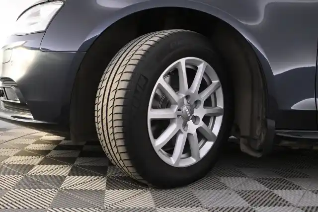 Sininen Sedan, Audi A4 – VPZ-572
