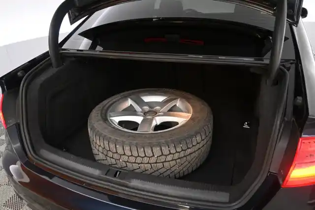 Sininen Sedan, Audi A4 – VPZ-572