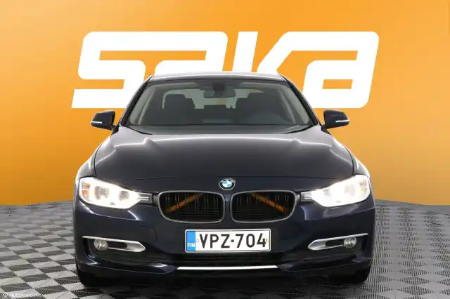 Sininen Sedan, BMW 320 – VPZ-704