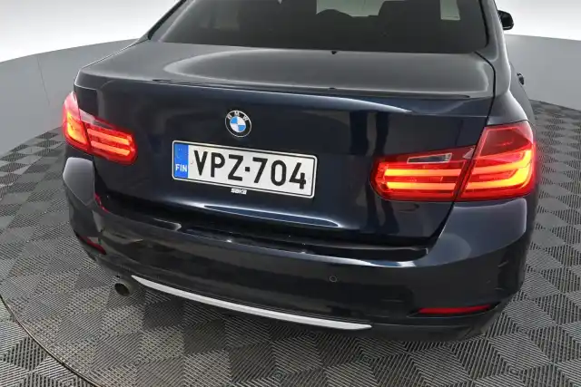 Sininen Sedan, BMW 320 – VPZ-704