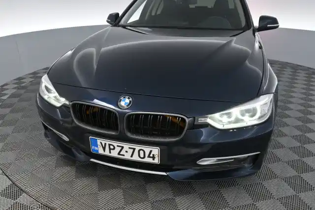 Sininen Sedan, BMW 320 – VPZ-704