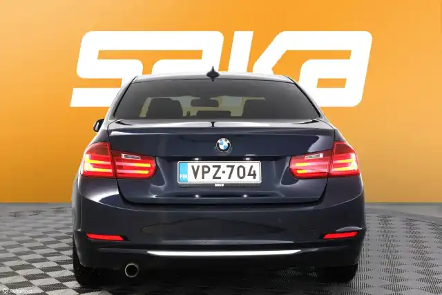 Sininen Sedan, BMW 320 – VPZ-704