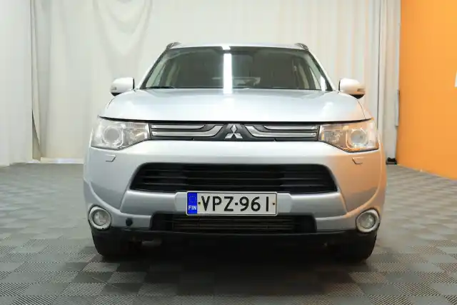 Harmaa Maastoauto, Mitsubishi Outlander – VPZ-961