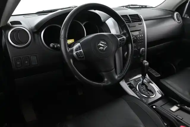 Harmaa Maastoauto, Suzuki Grand Vitara – VTY-519