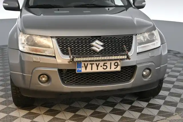 Harmaa Maastoauto, Suzuki Grand Vitara – VTY-519