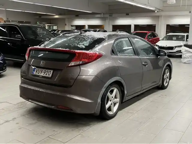 Ruskea Viistoperä, Honda Civic – VUV-920