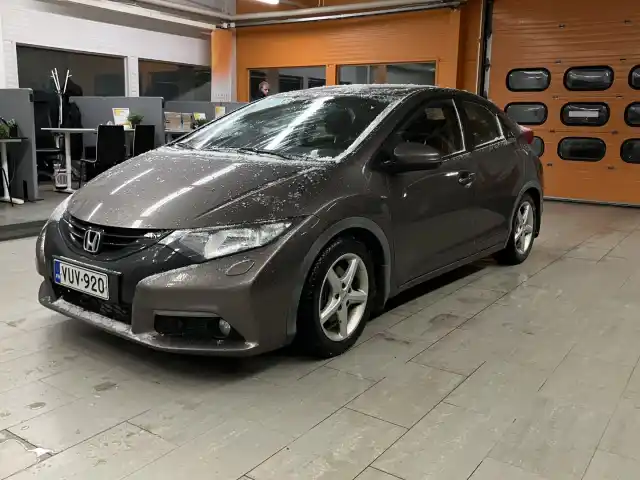 Ruskea Viistoperä, Honda Civic – VUV-920