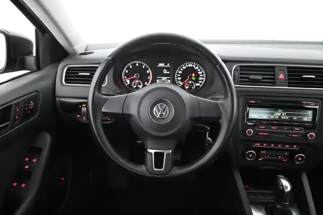 Ruskea Sedan, Volkswagen Jetta – VUX-259