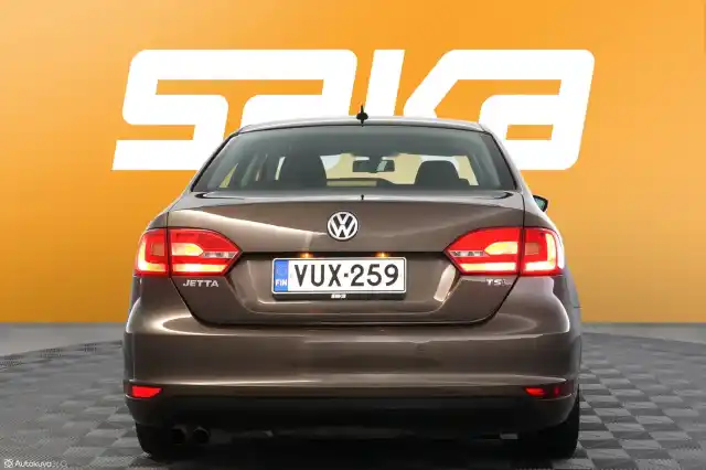 Ruskea Sedan, Volkswagen Jetta – VUX-259