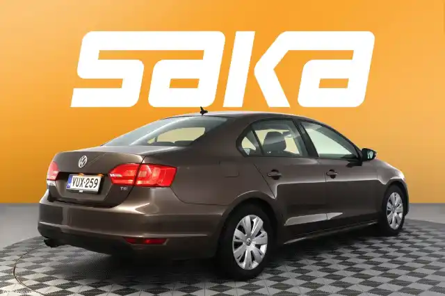 Ruskea Sedan, Volkswagen Jetta – VUX-259