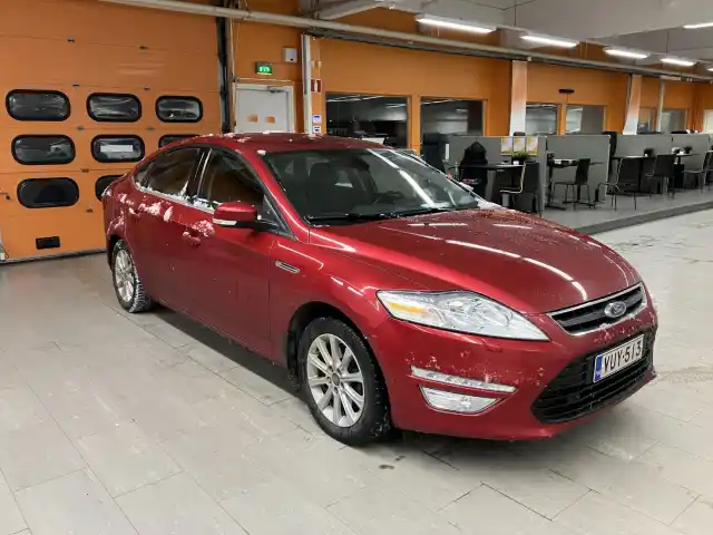 Punainen Viistoperä, Ford Mondeo – VUY-513