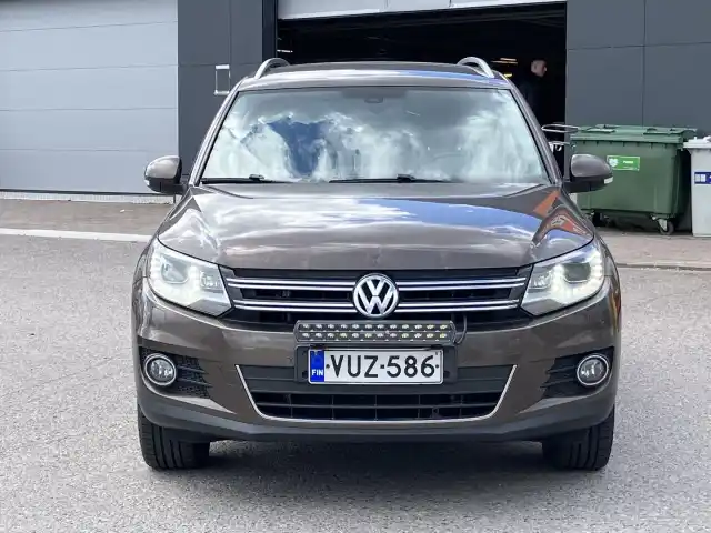 Ruskea Maastoauto, Volkswagen Tiguan – VUZ-586