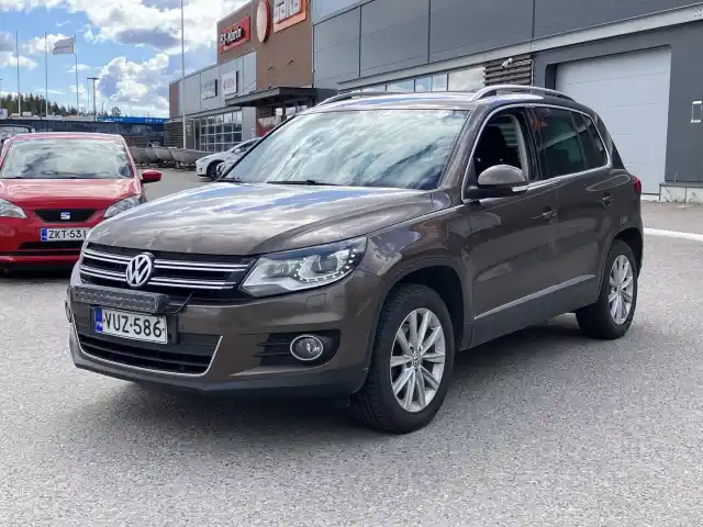 Ruskea Maastoauto, Volkswagen Tiguan – VUZ-586