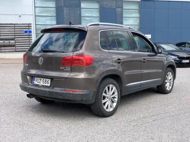 Ruskea Maastoauto, Volkswagen Tiguan – VUZ-586