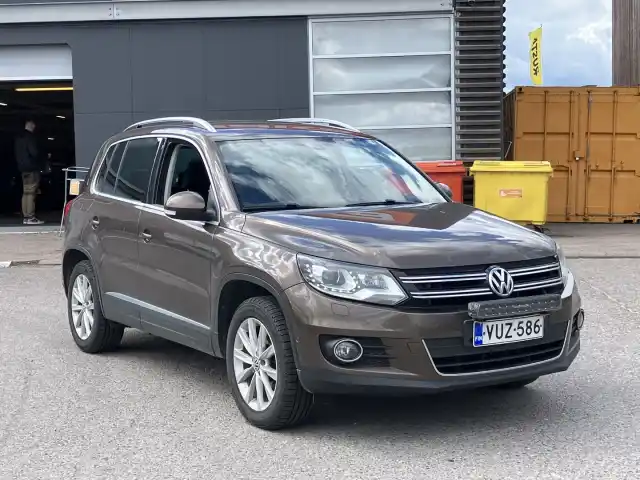 Ruskea Maastoauto, Volkswagen Tiguan – VUZ-586