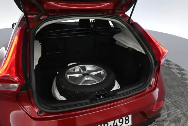 Punainen Viistoperä, Volvo V40 – VVB-498