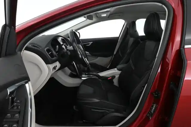 Punainen Viistoperä, Volvo V40 – VVB-498