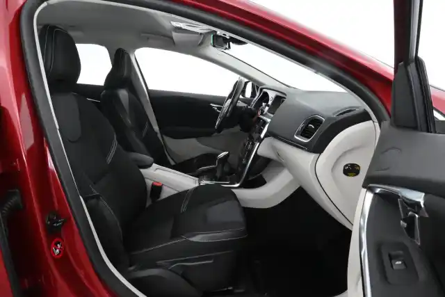 Punainen Viistoperä, Volvo V40 – VVB-498