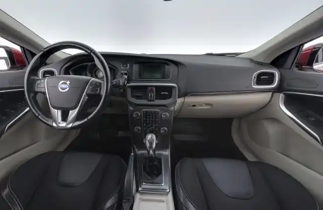 Punainen Viistoperä, Volvo V40 – VVB-498