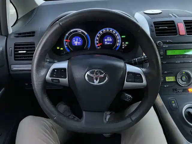 Valkoinen Viistoperä, Toyota Auris – VVR-997