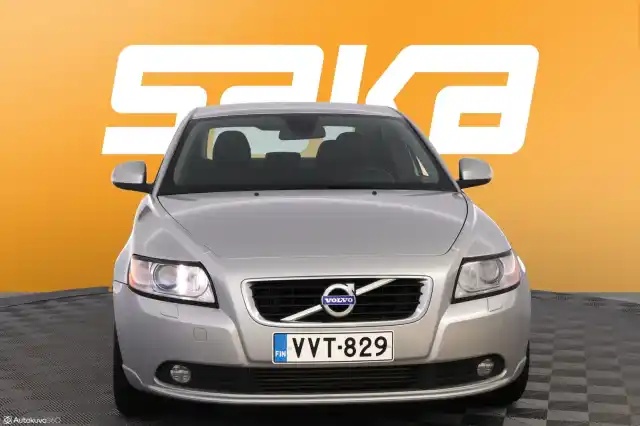 Harmaa Sedan, Volvo S40 – VVT-829