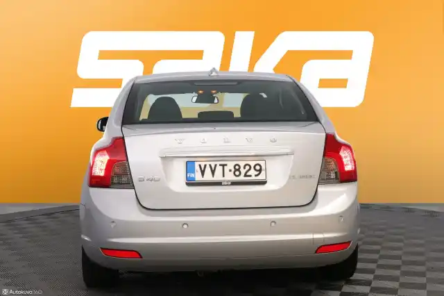 Harmaa Sedan, Volvo S40 – VVT-829