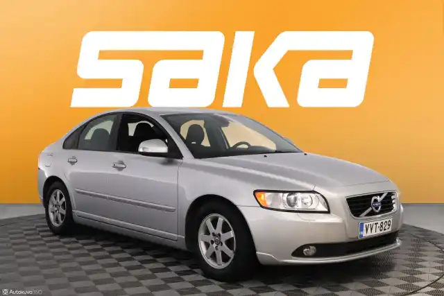 Harmaa Sedan, Volvo S40 – VVT-829