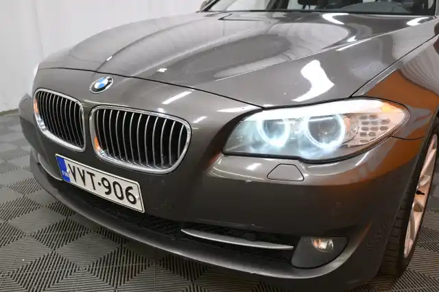 Ruskea Sedan, BMW 520 – VVT-906