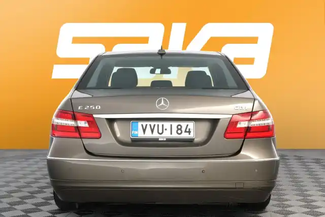 Harmaa Sedan, Mercedes-Benz E – VVU-184