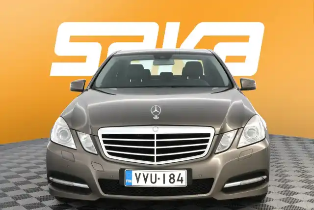 Harmaa Sedan, Mercedes-Benz E – VVU-184