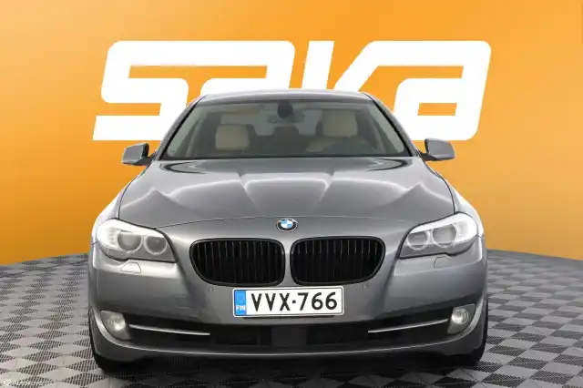 Harmaa Sedan, BMW 530 – VVX-766