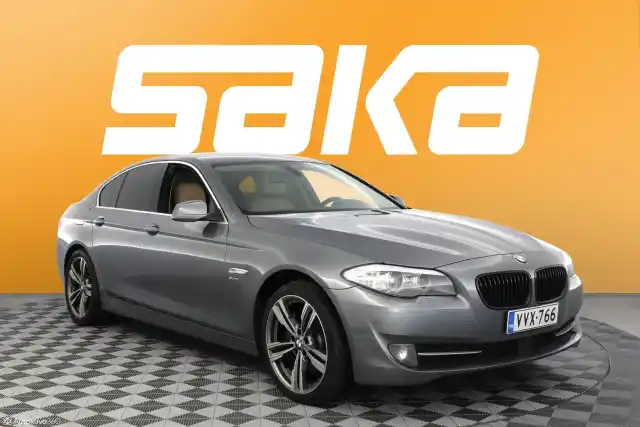 Harmaa Sedan, BMW 530 – VVX-766