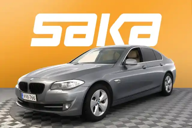 Harmaa Sedan, BMW 530 – VVX-766