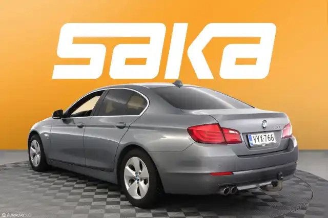 Harmaa Sedan, BMW 530 – VVX-766